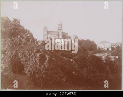 Blick auf Saint-Nectaire und Notre-Dame-du-Mont-Cornadore. Teil des Fotoalbums eines französischen Amateurfotografen mit Aufnahmen von Reisen in Frankreich, Spanien, Belgien, Luxemburg und den Niederlanden, den ersten Automobilen und Autorassen. Stockfoto