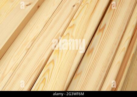 Die schmalen Holzleisten oder die Bretter in der Nähe liegen im Stapel. Dies ist ein edel poliertes Holz in der Schreinerei. Stockfoto