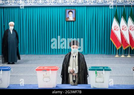 Teheran, Iran. Juni 2021. Irans Oberster Führer, Ayatollah Ali Khamanei, spricht während der 13. Iranischen Präsidentschaftswahl in Teheran, Iran, 18. Juni 2021. (Foto: Sobhan Farajvan/Pacific Press) Quelle: Pacific Press Media Production Corp./Alamy Live News Stockfoto