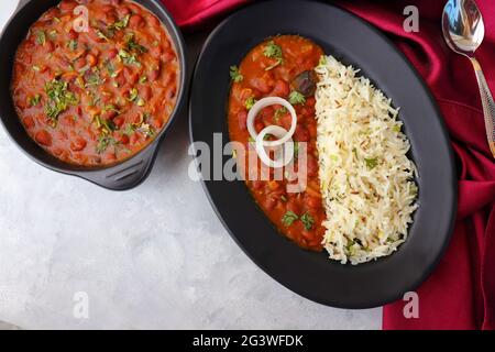 Rajma Chawal ist ein beliebtes nordindisches Essen. Rajma ist eine rote Bohnen mit Sockeln, die mit Zwiebeln, Tomaten und einer speziellen Gewürzmischung gekocht wird. Stockfoto