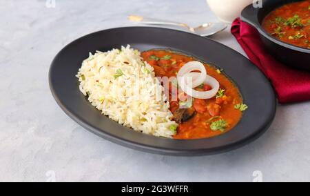 Rajma Chawal ist ein beliebtes nordindisches Essen. Rajma ist eine rote Bohnen mit Sockeln, die mit Zwiebeln, Tomaten und einer speziellen Gewürzmischung gekocht wird. Stockfoto