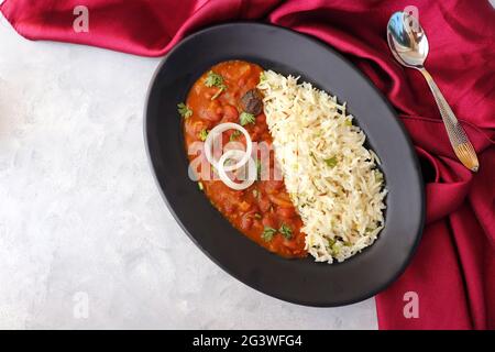 Rajma Chawal ist ein beliebtes nordindisches Essen. Rajma ist eine rote Bohnen mit Sockeln, die mit Zwiebeln, Tomaten und einer speziellen Gewürzmischung gekocht wird. Stockfoto