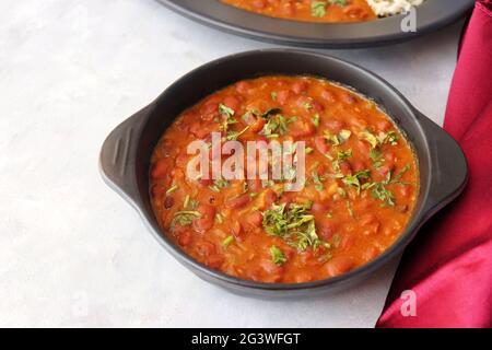 Rajma Chawal ist ein beliebtes nordindisches Essen. Rajma ist eine rote Bohnen mit Sockeln, die mit Zwiebeln, Tomaten und einer speziellen Gewürzmischung gekocht wird. Stockfoto