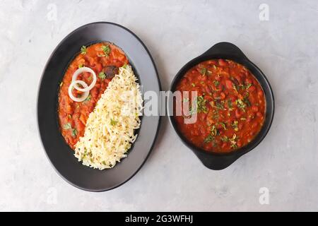 Rajma Chawal ist ein beliebtes nordindisches Essen. Rajma ist eine rote Bohnen mit Sockeln, die mit Zwiebeln, Tomaten und einer speziellen Gewürzmischung gekocht wird. Stockfoto