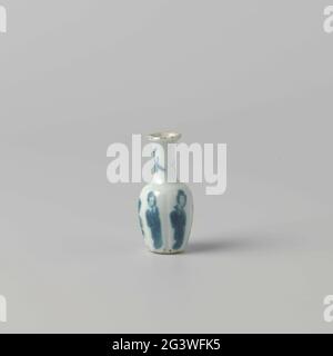 Miniatur-Flaschenvase mit chinesischen Damen und Blumensprays. Miniatur-Vase aus Porzellan in Flaschenform mit einem ausladenden Hals, in Unterglasur blau lackiert. Der Bauch ist in sechs Fächern mit vier chinesischen Damen (lange Linien) und in zwei Blumenzweigen modelliert. Zweimal eine Blume verzweigt. Blauweiß. Stockfoto