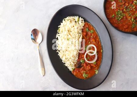 Rajma Chawal ist ein beliebtes nordindisches Essen. Rajma ist eine rote Bohnen mit Sockeln, die mit Zwiebeln, Tomaten und einer speziellen Gewürzmischung gekocht wird. Stockfoto