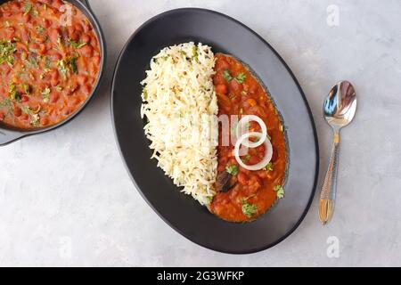 Rajma Chawal ist ein beliebtes nordindisches Essen. Rajma ist eine rote Bohnen mit Sockeln, die mit Zwiebeln, Tomaten und einer speziellen Gewürzmischung gekocht wird. Stockfoto