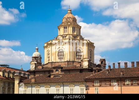 Blick auf die elegante St. Lawrence Kirche in Turin mit Ein blauer Himmel Stockfoto