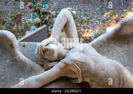 Statue des Engels auf einem Grab von 1910 in einem Alter italienischer Friedhof Stockfoto