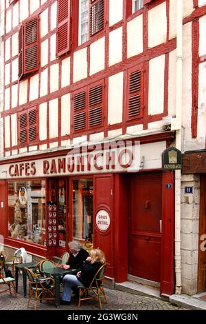 FRANKREICH. PYRENEES-ATLANTIQUES (64) BASKISCHE SPRACHE. BAYONNE. DAS CAFÉ RAMUNTCHO RUE PORT-NEUF UND SEINE TRADITIONELLE ARCHITEKTUR Stockfoto