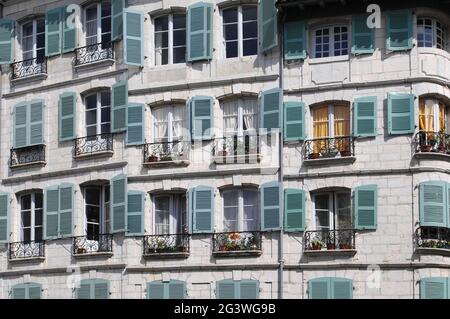 FRANKREICH. PYRENEES-ATLANTIQUES (64) BASKISCHE SPRACHE. BAYONNE, ARCHITEKTUR ENTLANG DES FLUSSES NIVE, QUAI DES CORSAIRES Stockfoto