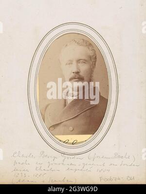 Porträt von Charles George Gordon, britischer Offizier; C.G. Gordon. Teil des Fotoalbums mit 123 Cartes-de-Visite von Mitgliedern europäischer Königshäuser, Politikern und bekannten Persönlichkeiten. Stockfoto