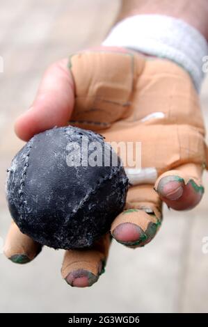 FRANKREICH. PYRENEES-ATLANTIQUES (64) BASKISCHE SPRACHE. DAS BASKISCHE PELOTE STAMMT AUS DEM ALTEN SPIEL VON JEU DE PAUME. ES KANN MIT ENTBLÖSCHTER HAND, P, GESPIELT WERDEN Stockfoto