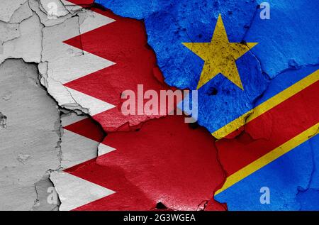 Flaggen von Bahrain und der Demokratischen Republik Kongo auf rissiger Wand gemalt Stockfoto