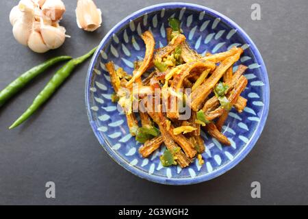 Trockene Bombay-Ente, gebraten mit Chili und Knoblauch. Getrocknete Bombay Ente Masala. Auch bekannt als suke Bombil Masala in Marathi. Getrockneter Bombil-Chutney. Stockfoto