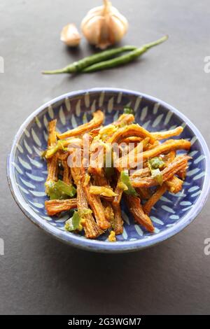 Trockene Bombay-Ente, gebraten mit Chili und Knoblauch. Getrocknete Bombay Ente Masala. Auch bekannt als suke Bombil Masala in Marathi. Getrockneter Bombil-Chutney. Stockfoto