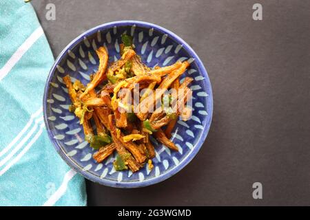 Trockene Bombay-Ente, gebraten mit Chili und Knoblauch. Getrocknete Bombay Ente Masala. Auch bekannt als suke Bombil Masala in Marathi. Getrockneter Bombil-Chutney. Stockfoto