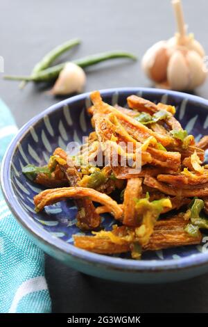 Trockene Bombay-Ente, gebraten mit Chili und Knoblauch. Getrocknete Bombay Ente Masala. Auch bekannt als suke Bombil Masala in Marathi. Getrockneter Bombil-Chutney. Stockfoto