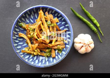 Trockene Bombay-Ente, gebraten mit Chili und Knoblauch. Getrocknete Bombay Ente Masala. Auch bekannt als suke Bombil Masala in Marathi. Getrockneter Bombil-Chutney. Stockfoto