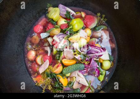 Eingelegte Tomaten und Gurken, Sauerkraut und Gemüse. Alkoholische Getränke Snacks. Saucen, Gewürze für Fleischspezialitäten Stockfoto