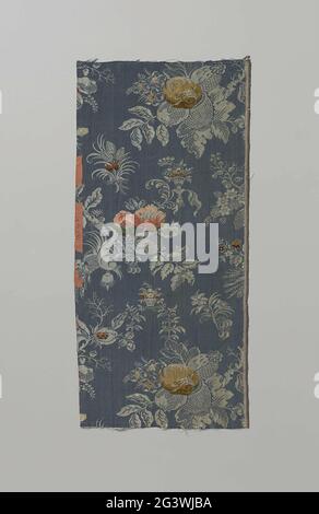 Fragment einer mehrfarbigen Broschürenseite. Ein Fragment eines Seidengewebes. Blumensträuße in Grau mit zwei gelben Blüten und einer Vase, die von grauen Blättern auf grau-blauem Grund umgeben ist. Hinweis: Selbstseitig; 0.7 cm Einband 2 Farben. Stockfoto