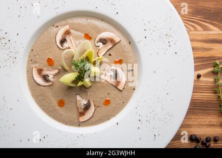 Kaltes Pilzsuppenpüree mit Champignons. Heiße Pilzpüree-Suppe. Pilzsuppe mit Gemüse. Champignon-Brühe, traditionell Stockfoto