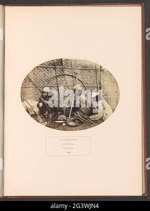 Drei Schmiede, die in Madras arbeiten; Schmiede. HINDOOS. Madras. . Stockfoto