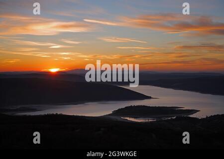 FRANKREICH. ALPES DE HAUTE-PROVENCE (04) LE LAC DE SAINTE-CROIX EST UNE RETENUE ARTIFICIELLE, MISE EN EAU PAR EDF EN 1973, A LA SUITE DE LA CONSTRUCTION D Stockfoto