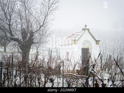 Kleine lchapelle im Winterbergbau im burgenland mit Nebel und Nebel Stockfoto