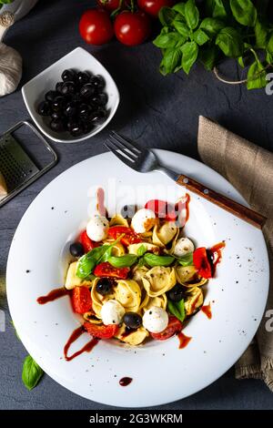 Rustikaler Tortellini Nudelsalat mit Mozzarella Stockfoto