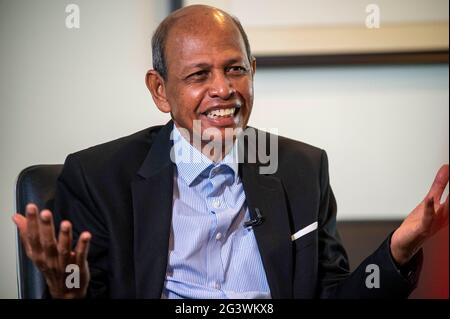 Kuala Lumpur, Malaysia. April 2021. Abdul Majid Ahmad Khan, der von 1998 bis 2005 als malaysischer Botschafter in China diente, spricht während eines Interviews mit Xinhua in Kuala Lumpur, Malaysia, am 12. April 2021. ZUM Interview: Chinas Transformation "ohne die visionäre Führung der CPC nicht möglich", sagt der ehemalige malaysische Gesandte Credit: Chong Voon Chung/Xinhua/Alamy Live News Stockfoto