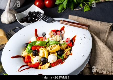 Rustikaler Tortellini Nudelsalat mit Mozzarella Stockfoto