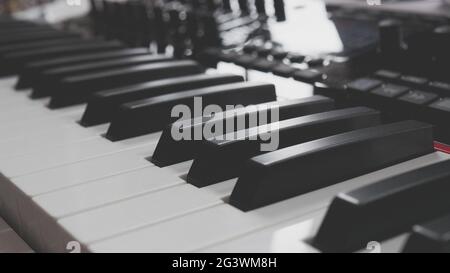 Nahaufnahme eines elektronischen Keyboard-Controllers Stockfoto