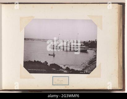 Ankunft eines deutschen Dampfschiffes im Hafen von dar es Salaam; Einfahrt eines Deutschen Dampfers, dar-Es-Salaam .. Teil des Albums mit 191 Fotos von einer Reise nach und durch Südafrika. Stockfoto