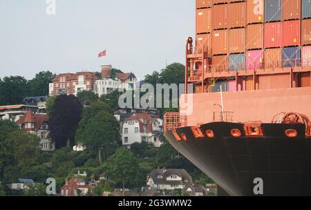 Hamburg, Deutschland. Juni 2021. Ein riesiges Containerschiff der Reederei Hapag-Lloyd fährt am Blankeneser Treppenviertel an der Elbe vorbei. Kredit: Marcus Brandt/dpa/Alamy Live Nachrichten Stockfoto