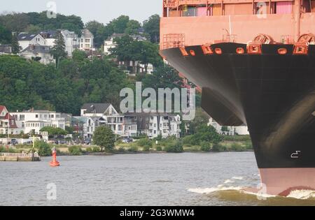 Hamburg, Deutschland. Juni 2021. Ein riesiges Containerschiff der Reederei Hapag-Lloyd fährt an Blankeneser Strand an der Elbe vorbei. Kredit: Marcus Brandt/dpa/Alamy Live Nachrichten Stockfoto