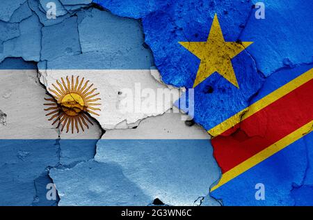 Flaggen von Argentinien und der Demokratischen Republik Kongo auf rissiger Wand gemalt Stockfoto