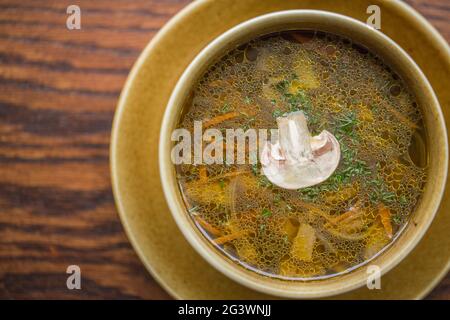 Kaltes Pilzsuppenpüree mit Champignons. Heiße Pilzpüree-Suppe. Pilzsuppe mit Gemüse. Champignon-Brühe, traditionell Stockfoto