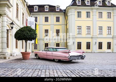 Amerikanischer Oldtimer, eine Cadillac Sedan de Ville im Innenhof des barocken Residenzpalastes von Ludwigsburg, Baden-Württemberg, Deutschland. Stockfoto