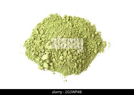 Pulver aus trockenem grünem Matcha-Tee isoliert auf weißem, Draufsicht Stockfoto