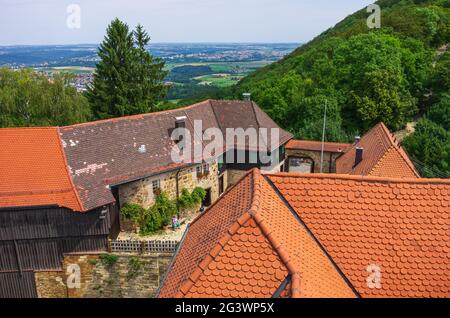 Burg Hohenrechberg vor Schwäbisch Gmünd, Baden-Württemberg, Deutschland: Blick über Teile der Schlossanlage sowie das umliegende Land. Stockfoto