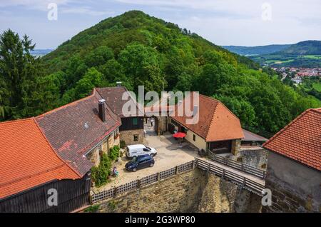 Burg Hohenrechberg vor Schwäbisch Gmünd, Baden-Württemberg, Deutschland: Blick über Teile der Schlossanlage sowie das umliegende Land. Stockfoto