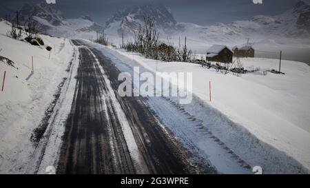 Winterstraße auf den Lofoten-Inseln Stockfoto