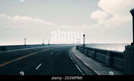 Lange Brücke im Nebel Stockfoto