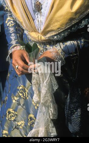 FRANKREICH. BOUCHES-DU-RHONE (13) ARLES. FETE DES ARLESIENNES IM ANTIQUITÄTENTHEATER, ANFANG JULI. KLEID EINER BRAUTJUNGFER WÄHREND DES FESTES DER KOSTÜME Stockfoto