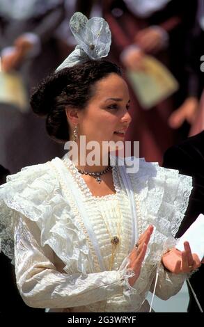 FRANKREICH. BOUCHES-DU-RHONE (13) CAMARGUE. ARLES. FETE DES ARLESIENNES IM ANTIQUITÄTENTHEATER, ANFANG JULI. DIE KÖNIGIN UND SEINE BRAUTJUNGFERN WÄHREND DER FEAS Stockfoto