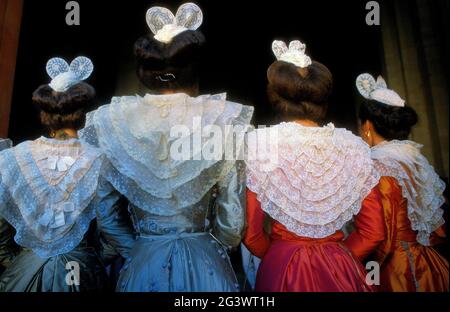 FRANKREICH. BOUCHES-DU-RHONE (13) CAMARGUE. ARLES. FETE DES ARLESIENNES IM ANTIQUITÄTENTHEATER, ANFANG JULI. DIE KÖNIGIN UND SEINE BRAUTJUNGFERN WÄHREND DER FEAS Stockfoto