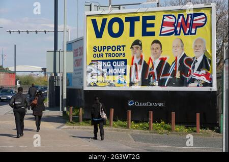 Ein defaced BNP-Wahlplakat neben A13, Barking und Dagenham, London, Großbritannien. 21 April 2010 Stockfoto