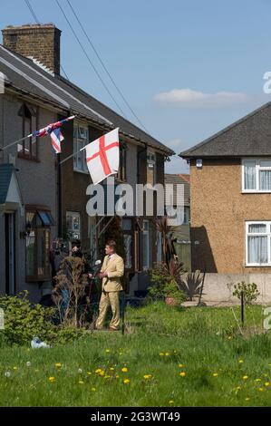 Das Mitglied der Londoner BNP-Versammlung von Richard Barnbrook und Vorsitzender der Opposition gegen den Rat von Barking und Dagenham Borough, wurde während des Wahlkampfs 2010 von der Presse in seinem Haus interviewt.Barking und Dagenham, London, Großbritannien. 21 April 2010 Stockfoto