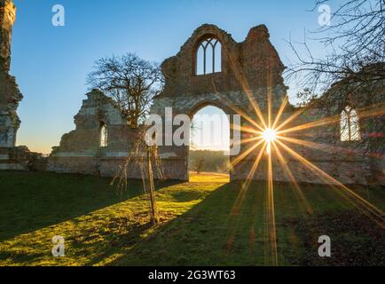 Sunburst durch Wimpole Hall Folly, Cambridgeshire Stockfoto